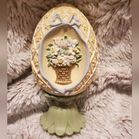 Avon Other - Vintage Avon "Seasons Treasures Egg Collection" Floral Bouquet porcelain Easter